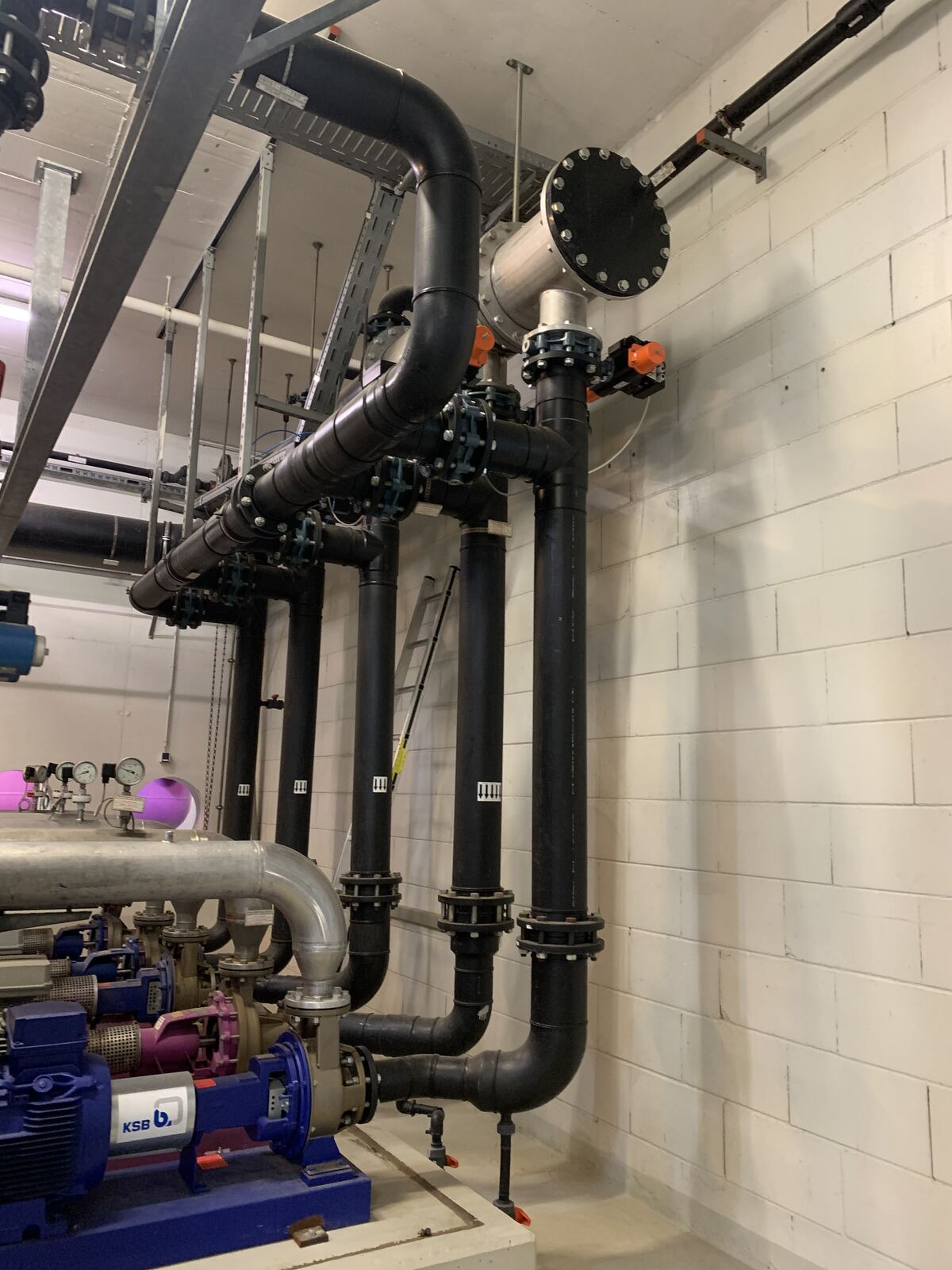 Rohrleitungsbau an Pumpenanlage